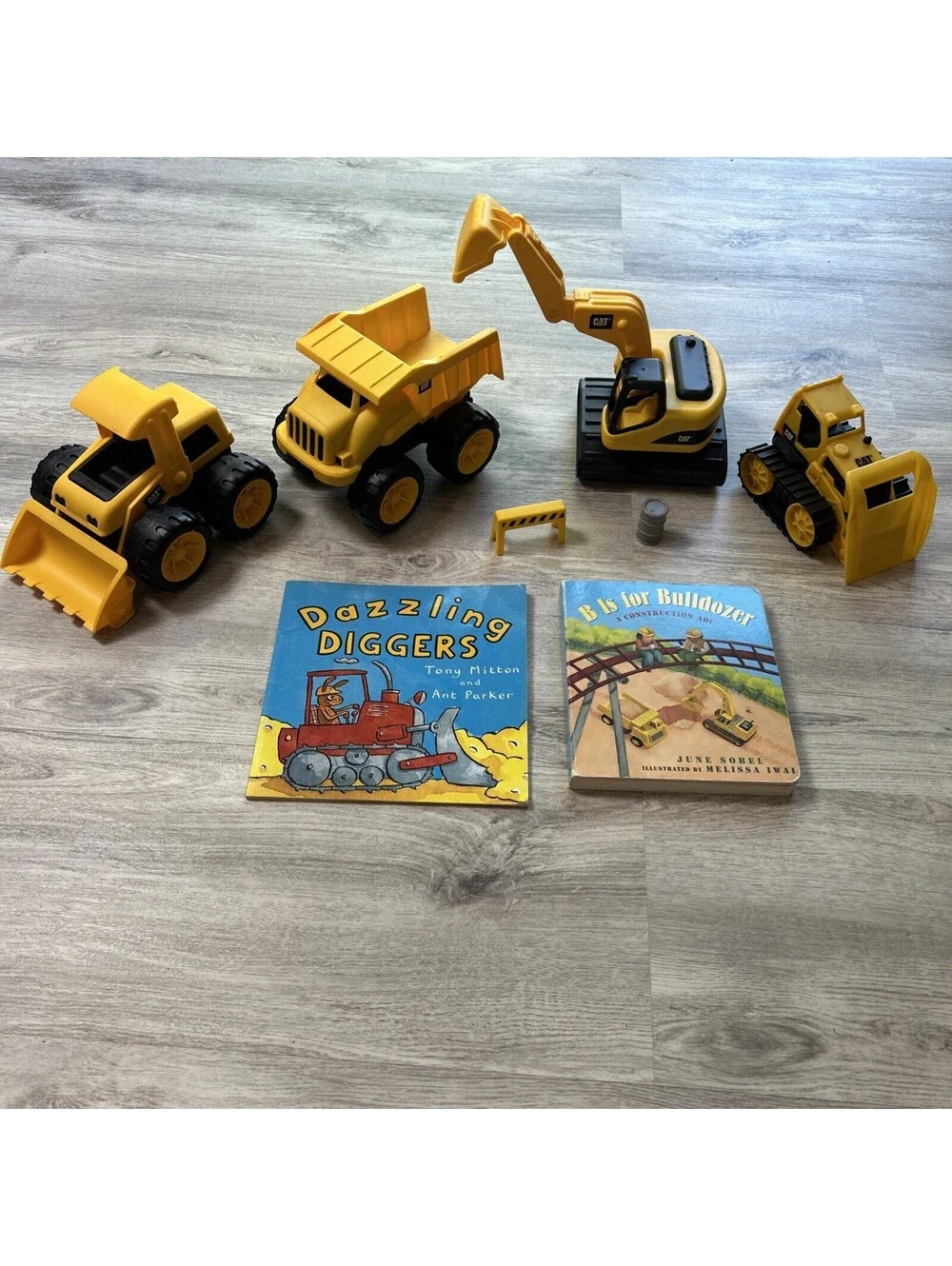 CAT Machines Lot of 4 Toy Construction Vehicles and 2 Books